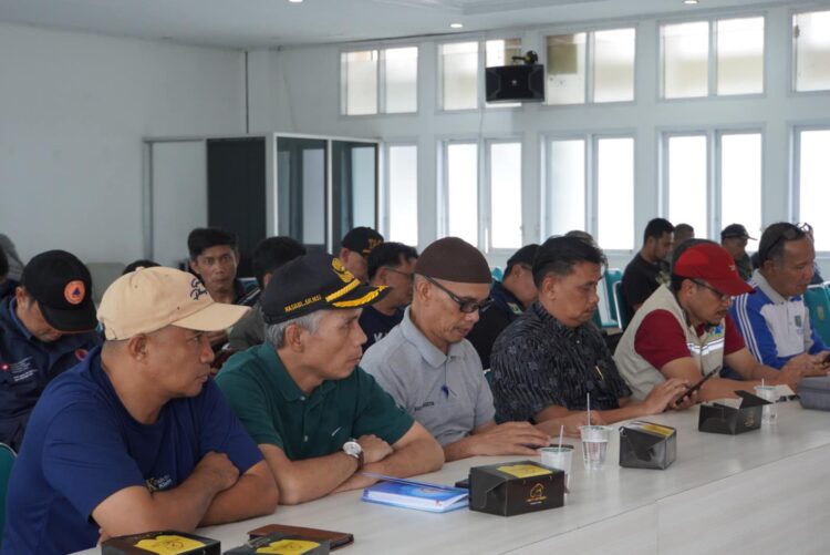 RAPAT TANGGAP DARURAT— Pj Sekretaris Daerah Kota (Sekdako), Dr. Winarno, memimpin Rapat Tanggap Darurat Bencana di Hall Lantai III Balai Kota, Minggu (12/5).