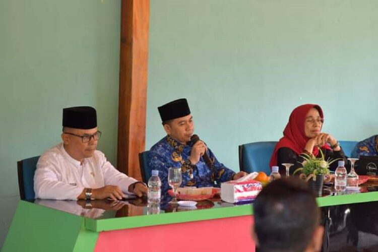 SAMBUTAN—Penjabat (Pj) Wali Kota Sawahlunto Fauzan Hasan didampingi Sekretaris Daerah Ambun Kadri berikan sambutan  saat rapat bersama Forum Koordinasi kepala desa.