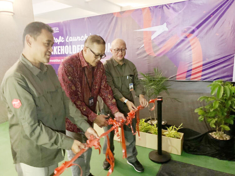 GUNTING PITA- Kepala Perwakilan Bank Indonesia Sumbar, Endang Kurnia Saputra menggunting pita sebagai tanda diresmikannya Stakeholders Room.,