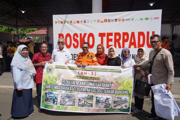 SERAHKAN SANTUNAN—Badan Musyawarah Masyarakat Minang Sumatera Utara (BM 3 Sumut) serahkan bantuan untuk korban terdampak di Tanah Datar. Bantuan diserahkan Ketua BM 3 Sumut H. M. Yunan Sirhan.