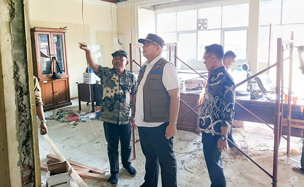 REHABILITASI GEDUNG— Pelaksana Harian (Plh) Wali Kota Padang Andree Algamar sewaktu meninjau proses rehabilitasi gedung DPRD Kota Padang yang lama ini, Kamis sore (16/5).