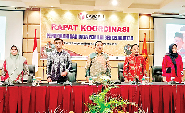 RAPAT KOORDINASI— Bawaslu Provinsi Sumbar menggelar Rapat Koordinasi Pemutakhiran Data Pemilih Berkelanjutan di Pangeran Beach Hotel Padang, Selasa (21/5).