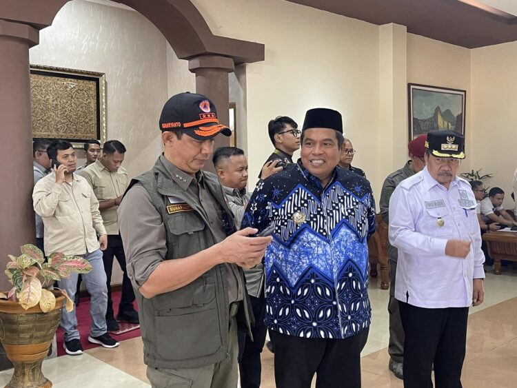 CEK PUSKESMAS SINTUK TOBOH GADANG— Bupati Padangpariaman Suhatri Bur bersama BNPB kunjungi Puskesmas Sintuk Toboh Gadang.