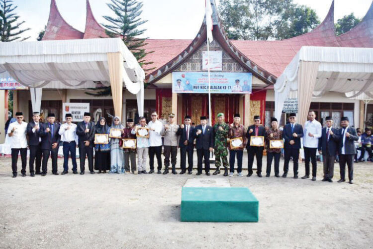 PENGHARGAAN— Sebanyak
21 Tokoh Masyarakat (Tomas) Malalak mendapat piagam penghargaan saat peringatan HUT Kecamatan Malalak
yang ke-17.