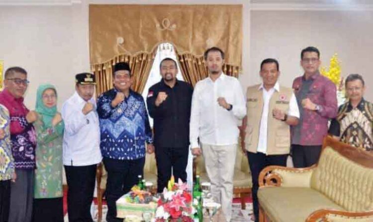 RAPAT KOORDINASI— Bupati Agam, Dr H Andri Warman MM hadiri rapat koordinasi terkait lanjutan pembangunan jalan tol Sicincin-Bukittinggi di Gedung VVIP Bandara International Minangkabau (BIM),
Kamis (16/5).