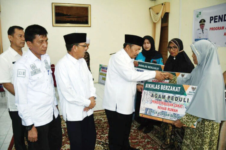 PROGRAM BAZNAS— Bupati Agam Andri Warman menyerahkan secara simbolis bantuan program Baznas Agam kepada 254 mustahik di Agam bagian timur, Rabu (22/5), yan g berlangsung di Mess Pemkab Agam Belakang Balok Bukittinggi