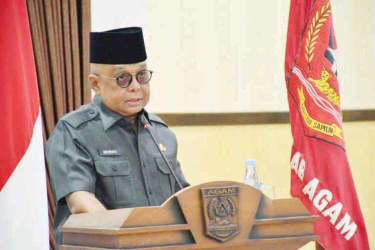 SAMPAIKAN RPJPD— Sekdakab Agam Edi Busti saat menyampaikan nota penjelasan Ranperda tentang RPJPD Kabupaten Agam 2025-2045, dalam rapat paripurna di aula DPRD Agam,
Senin (6/5).