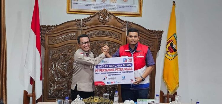 TERIMA BANTUAN— Bupati Tanahdatar Eka Putra menerima sumbangan dari PT. Pertamina Patra Niaga Regional Sumbagut.