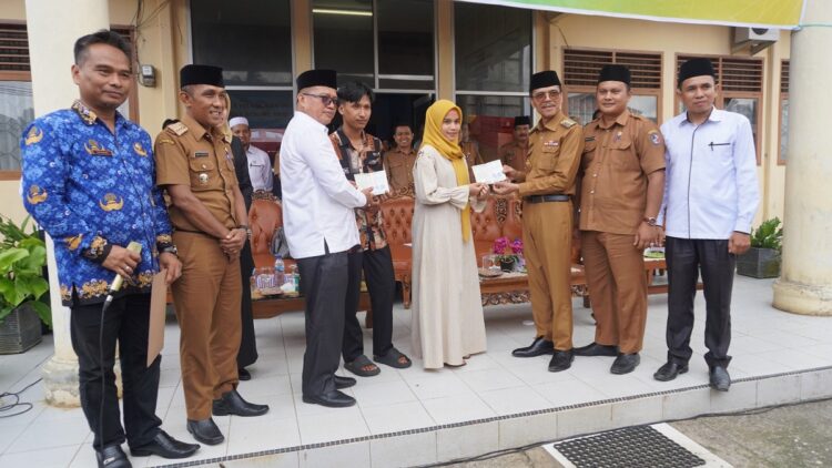 SERAHKAN BUKU NIKAH— Bupati Limapuluh Kota Safaruddin serahkan buku nikah kepada pasangan calon usai mengikuti sidang istbat nikah.