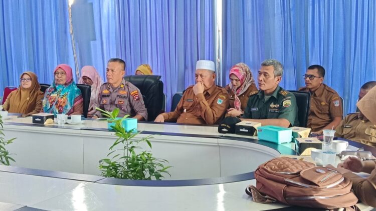 RAKOR PENGENDALIAN INFLASI— Bupati Pasbar, Hamsuardi dan TPID mengikuti rakor pengendalian inflasi bersama Menteri Dalam Negeri RI secara virtual.