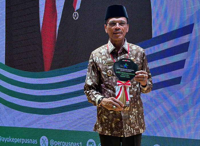 TERIMA — Bupati Limapuluh Kota Safaruddin menghadiri peringatan Hari Ulang Tahun (HUT) ke-44 Perpusnas dan Hari Buku Nasional, Jumat (17/5) di Gedung Perpustakaan Nasional Indonesia, Jakarta.