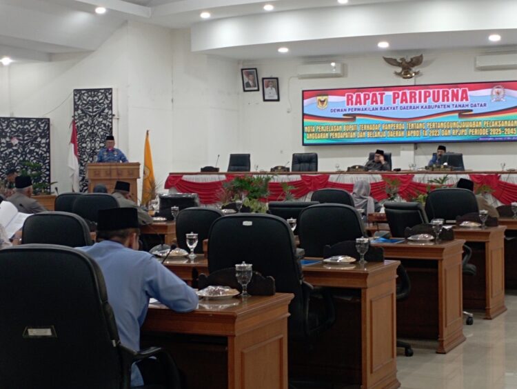 RAPAT PARIPURNA— DPRD Tanah Datar menggelar Rapat Paripurna Nota Penjelasan Bupati Tanah Datar terhadap Ranperda APBD Tahun Anggaran (TA) 2023 dan RPJD 2025-2045.