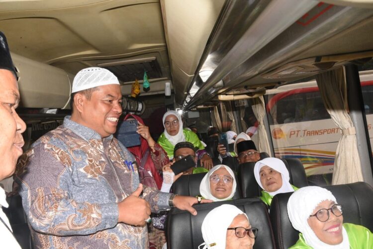 PELEPASAN JEMAAH HAJI— Bupati Padangpariaman Suhatri Bur menaiki bus yang membawa Jemaah Calon Haji asal Padangpariaman, berangkat menuju Embarkasi Padang dan selanjutnya diterbangka ke Tanah Suci.