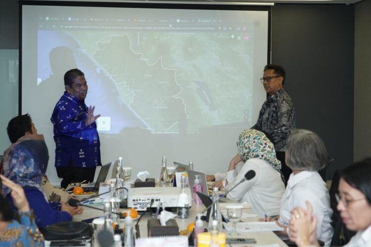 presentasikan —Bupati Suhatri Bur mempresentasikan proses dan langkah penurunan angka stunting setiap tahunnya di Padangpariaman.