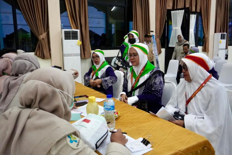 PEMERIKSAAN KESEHATAN— Sejumlah Calon Jamaah Haji (CJH) Kota Padang Panjang menjalani pemeriksaan kesehatan sesampainya di Asrama Haji Embarkasi Padang.