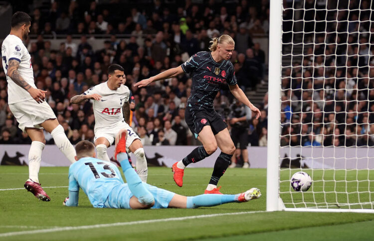 DUA GOL— Dua gol Erling Haaland kontra Spurs dalam lanjutan Liga Inggris Rabu (15/5) dini hari membuat Man City menggusur Arsenal di puncak klasemen dan selangkah menuju gelar juara.