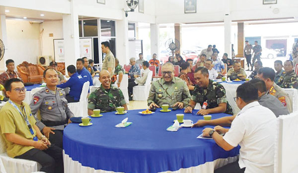 COFFEE MORNING— Pj Wako Padang Andree Algamar mengadakan coffee morning kebencanaan yang juga dihadiri jajaran Fokopimda Kota Padang, di rumah Dinas Wali Kota Padang, Kamis (30/5).