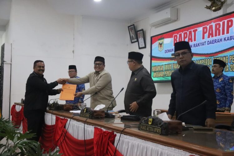 PANDANGAN UMUM— Anggota DPRD Khairul Abdi menyerahkan pandangan umum Fraksi Nasdem terhadap Ranperda tentang Pertanggungjawaban Pelaksanaan APBD 2023 dan Ranperda tentang RPJD tahun 2035-2045, saat Rapat Paripurna DPRD Tanah Datar.