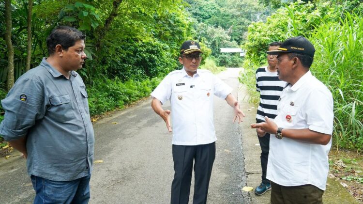 JALAN RUSAK— Wali Kota Padang Hendri Septa yang didampingi Kepala Dinas PUPR Kota Padang Tri Hadiyanto melakukan peninjauan jalan rusak yang berada jalan utama Pantai Air Manis, Rabu (8/5).