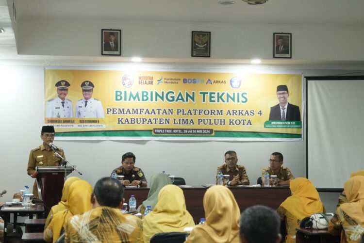 SAMPAIKAN—Bupati Limapuluhkota  Safaruddin saat menyampaikan pidato dalam acara Bimtek ARKAS..