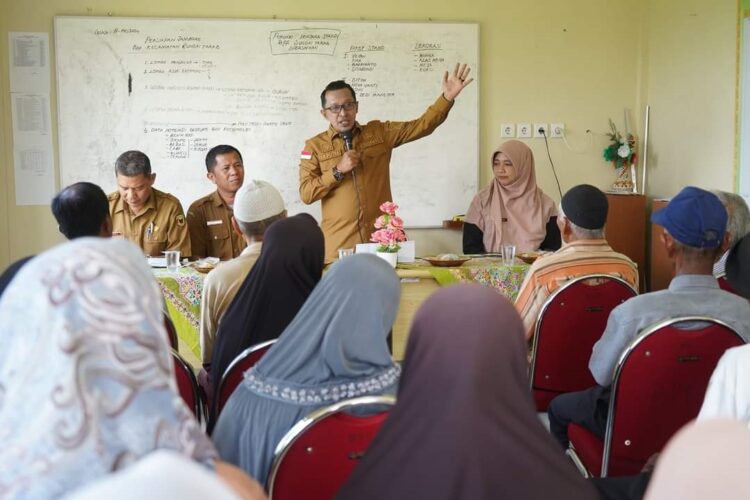 SEJAHTERAKAN
PETANI— Bupati Tanahdatar Eka Putra memberikan informasi bahwa di tahun 2024 ini subsidi pupuk untuk petani meningkat.