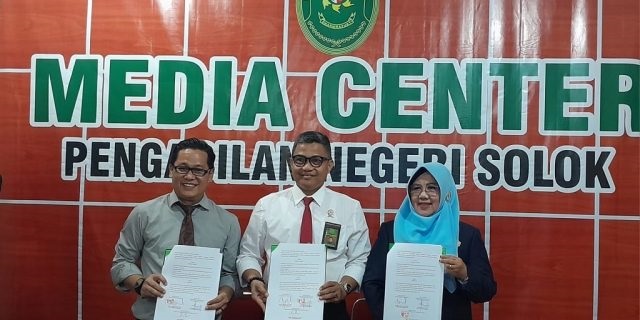 FOTO BERSAMA—Usai teken kerjasama Disdukcapil Kota Solok dengan Pengadilan Negri Kota Solok foto bersama.