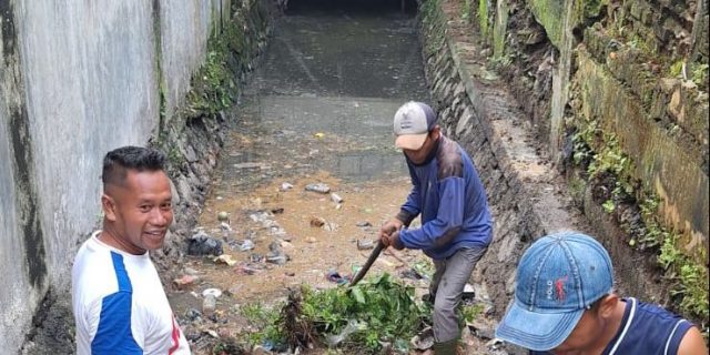 ANGKUT SAMPAH— Petugas Dinas Lingkungan Hidup sedang lakukan pembersihan selokan yang dipenuhi sampah yang diakibatkan curah hujan begitu tinggi.