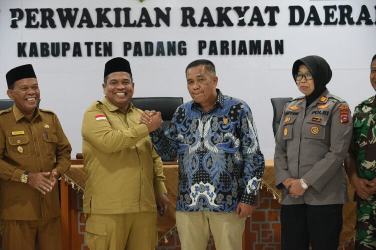 WUJUDKAN VISI DAERAH— Bupati Padangpariaman bersama unsuru pimpinan DPRD usai sampaikan dokumen pengantar Rencana Pembangunan Jangka Panjang Daerah (RPJPD) tahun 2025-2045, di ruang rapat DPRD Padangpariaman, kemarin.