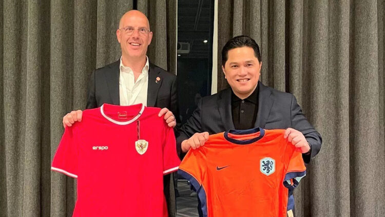 TUKAR JERSEY— Erick Thohir bertukar jersey usai bertemu dengan Sekjen KNVB Gijs de Jong, Rabu (16/5).