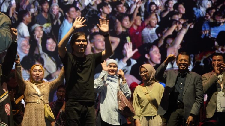 KONSER AMAL—
Artis Ibukota Once Mekel disaksikan Rektor UNP, Prof Ganefri, P.hD, seniman dan budayawan saat tampil di Konser Amal Muhasabah Doa untuk Sumbar di halaman Rektorat UNP, Sabtu malam (18/5).