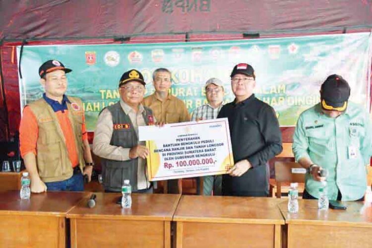 SERAHKAN BANTUAN— Gubernur Bengkulu, Rohidin Mersyah menyalurkan bantuan yang diterima langsung oleh Sekdakab Agam Edi Busti.