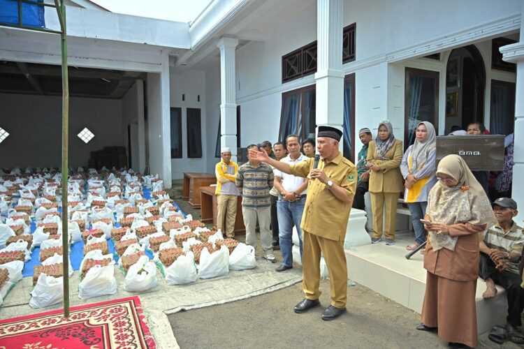 PAKET SEMBAKO— Gubernur Mahyeldi Ansharullah, memberikan sambutan saat memberikan bantuan 1.400 paket sembako untuk para korban bencana di Kabupaten Pesisir Selatan.