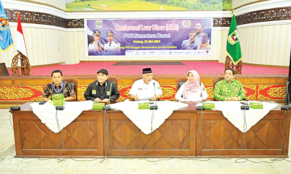 KLB PWI SUMBAR— Gubernur Sumbar Mahyeldi Ansharullah membuka Konferensi Luar Biasa (KLB) Persatuan Wartawan Indonesia (PWI) Sumbar, Rabu (22/5).