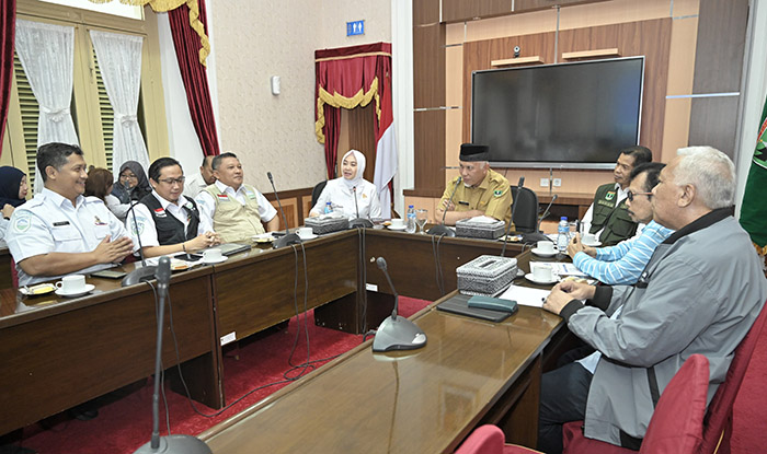 PERTEMUAN— Gubernur Sumbar, Mahyeldi Ansharullah bersama Kepala BMKG, Prof Dwikorita Karnawati saat melakukan pertemuan di Istana Gubernur Sumbar.