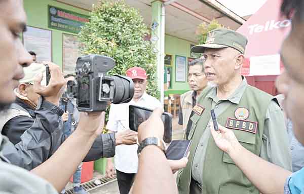 PENGALIHAN JAM OPERASIONAL— Gubernur Mahyeldi Ansharullah mengeluarkan pengumuman tentang pengalihan jam operasional kendaraan angkutan barang pada jalur Sitinjau Lauik, sebagai upaya upaya mitigasi risiko bagi pengendara yang melewati jalur tersebut.