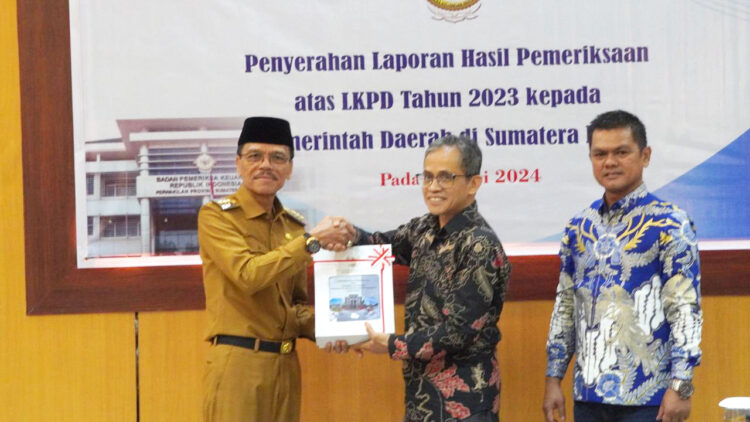 TERIMA WTP— Bupati Limapuluh Kota H Safaruddin Dt Bandaro Rajo bersama Ketua Komisi II DPRD Kabupaten Lima Puluh Kota Samsuwirman, menerima Opini WTP dari Kepala BPK RI Perwakilan Sumbar.