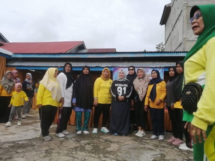 FOTO BERSAMA—Ketua TP-PKK Sijunjung Ny. Nedia Fitri Benny Dwifa bersama TP-PKK Jorong Aur Gelar sebelum senam sehat foto bersama.