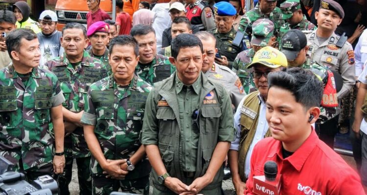 KETERANGAN PERS— Pangkogabwilhan I, Laksdya Agus Hariadi; Pangdam I/BB, Mayjen TNI Hasan Hasibuan; Danrem 032/Wbr, Brigjen TNI Wahyu Eko Purnomo; Danlantamal II Padang, Laksma TNI Syufenri; Danyon Marhanlan II Mayor Marinir Denny  Aprianto, Sekretaris Daerah (Sekda) Kabupaten Agam, Edi Busti, memberi keterangan pers kepada wartawan usai meninjau lokasi dan para pengungsi.