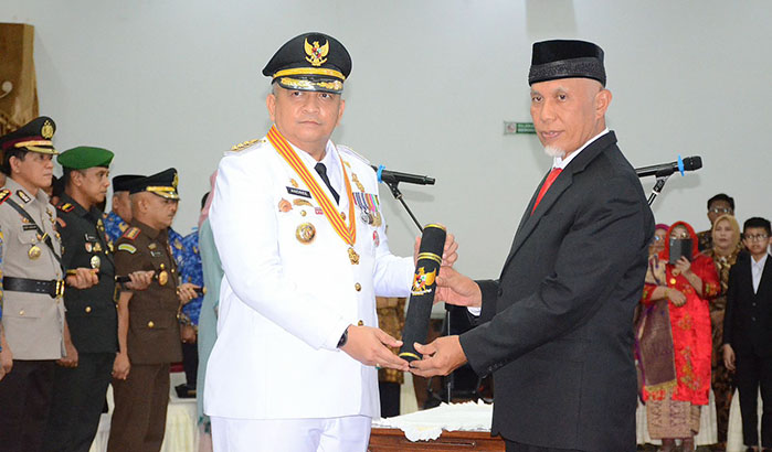 DILANTIK— Andree Algamar menerima mandat sebagai Penjabat Wali Kota Padang, dilantik oleh Gubernur Mahyeldi di Auditorium Istana Gubernuran.