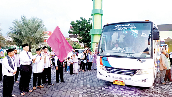 PELEPASAN JAMAAAH— Pj Wali Kota Padang Andree Algamar melepas keberangkatan Calon Jemaah Haji (CJH) Kloter 8, di Masjid Agung Nurul Iman, Senin (20/5).