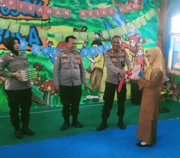 SOSIALISASI— Kasatbinmas Polres Sijunjung AKP Yuliza Herman beserta jajaran menggelar sosialisasi dan menyalurkan bantuan di Sekolah Luar Biasa (SLB) Negeri 1 Muaro Sijunjung.