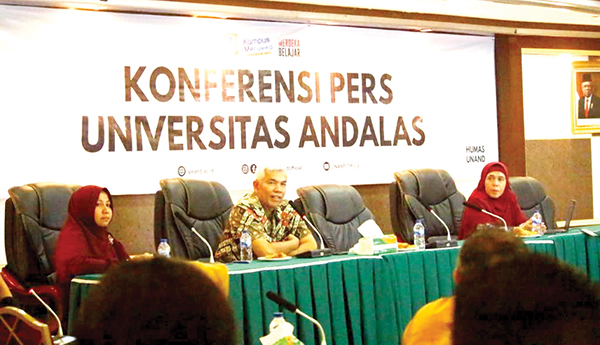 KETERANGAN PERS— Wakil Rektor I Unand, Prof. Syukri Arief, memberikan keterangan pers untuk pendaftaran masuk Unand jalur Seleksi Mandiri (SIMA) yang akan dimulai Senin (27/5) mendatang.