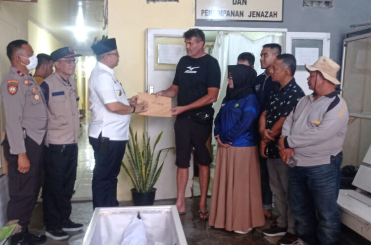 SERAHKAN JENAZAH—
Pj Wali Kota Padang, Andree Algamar bersama Kapolsek Bungus Teluk Kabung, Kompol Al Indra menyerahkan jenazah bule asal Prancis yang tewas terimpa pohon tumbang kepada keluarga.