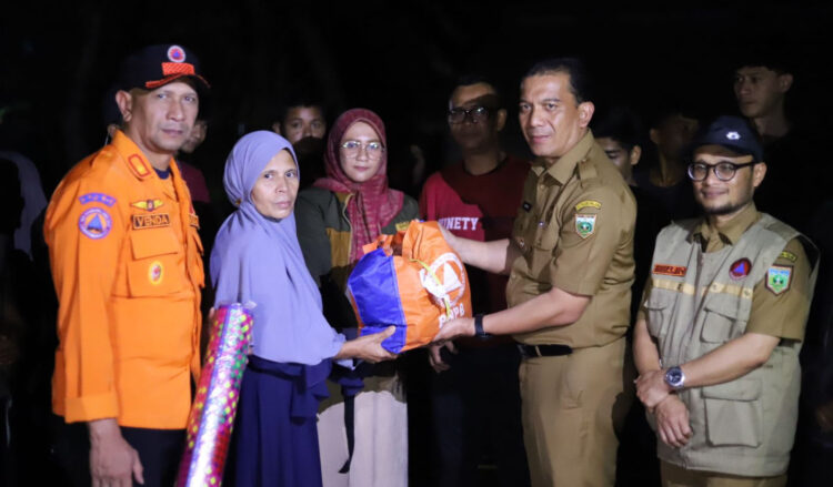 SERAHKAN BANTUAN— Pj Wali Kota Padangpanjang Sonny Budaya Putra  didampingi Pj Sekda Winarno dan Kadis BPBD Kota Padangpanjang I Putu Venda menyerahkan bantuan kepada korban bencana banjir bandang.