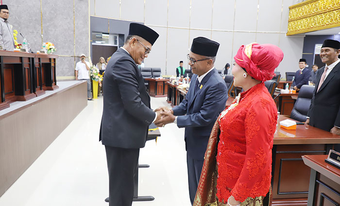 Ketua DPRD Kota Padang Syafrial Kani melakukan pemasangan PIN anggota dewan terhadap esmita dan Khairul Karohan.