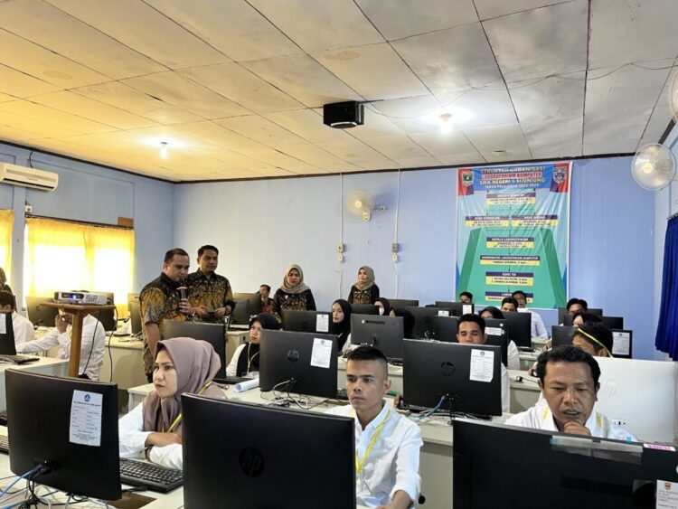 TES CAT— Suasana  proses pelaksanaan Tes Computer Assisted Test (CAT) bagi calon Panitia Pengawas Pemilu Kecamatan (Panwascam) di Ruang Labor TIK SMAN 1 Sijunjung, Senin (13/5) lalu.