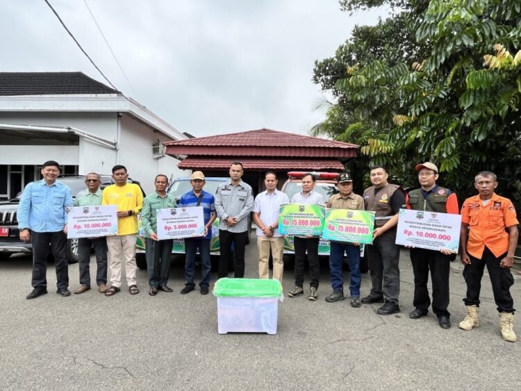 BANTUAN KEMANUSIAAN— Bupati Benny Dwifa Yuswir dan Wakil Bupati Iraddatillah melepas bantuan kemanusiaan
di halaman Rumah Bupati Sijunjung, Sabtu (18/5).