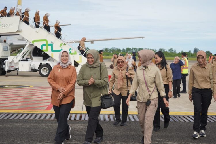 SAMBUT—Kedatangan Ibu Evi Shopia Indra Subiyanto (Ketum Dharma Pertiwi/Ibu Panglima TNI) beserta rombongan disambut oleh sejumlah pejabat diantaranya Panglima Komando Gabungan Wilayah Pertahanan (Pangkogabwilhan) I Laksdya TNI Agus Hariadi bersama Ibu Ny Nana Agus Hariadi.