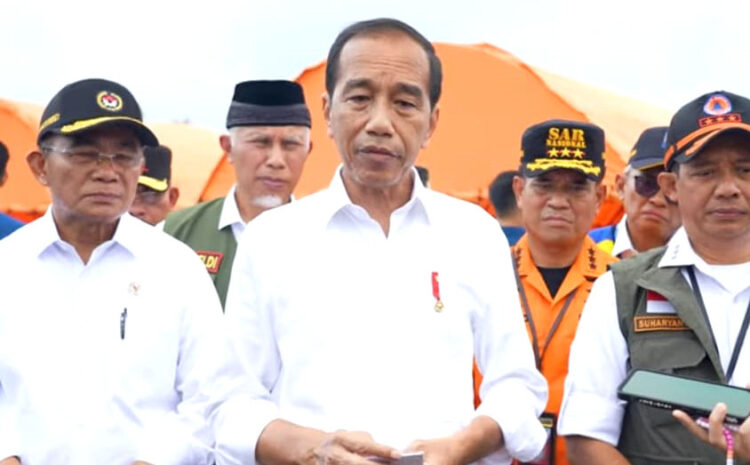 WAWANCARA— Presiden Jokowi saat menyampaikan keterangan pers saat meninjau
lokasi bencana banjir bandang lahar dingin di Nagari Bukik Batabuah,
Kecamatan Candung, Kabupaten Agam.