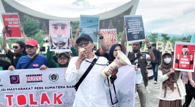 ORASI— Ketua IJTI Sumbar Defri Mulyadi saat berorasi dalam aksi damai di Masjid Raya Sumbar yang diikuti para jurnalis Sumbar.